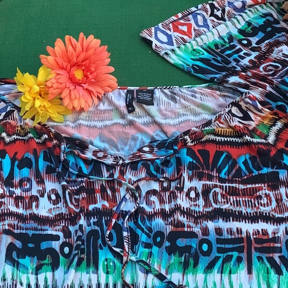 NEW DIRECTION BELL SLEEVED ABSTRACT TOP LIKE NEW - Picture 2 of 4